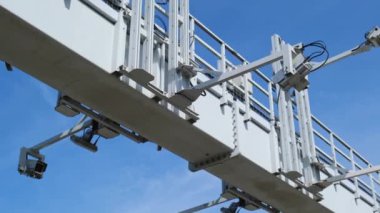 Caddedeki güvenlik kamerasına yakın çekim. Mavi gökyüzünün yol izleme sistemi üzerinde faaliyet gösteren 360 derecelik arka plandaki çok açılı CCTV. Teknoloji konsepti