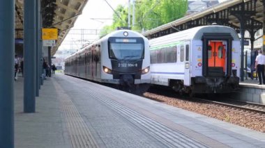Gdansk Polonya Temmuz 2022 PKP Gdansk Glowny tren istasyonuna gidiyor. Şehirlerarası PKP treni vagonlardan oluşur. Polonya şehirlerarası treni. Seyahat konsepti