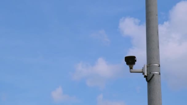 路上のセキュリティカメラの閉鎖 ブルースカイのパノラマビューを持つセキュリティCctvカメラ監視システムに焦点を当てます 技術コンセプト — ストック動画