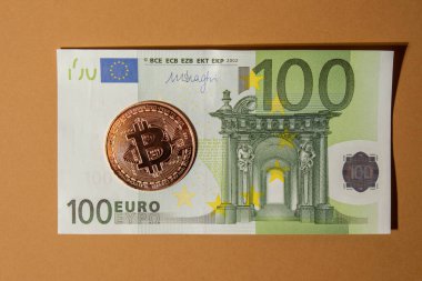 100 avroluk banknotlara Bitcoin altın sikke. Bitcoin madencilik ticaret konsepti. BTC altın parası. Dünya çapında sanal internet kripto para birimi veya şifreli dijital ödeme sistemi. Dijital madeni para