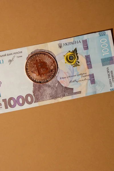 Bitcoin Gold Coin Bills 1000 Ukrainian Hryvnia Currency Bitcoin Mining — 图库照片