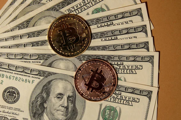 Bitcoin Pièce Sur Les Billets 100 Dollars Monnaie Américaine Bitcoin — Photo