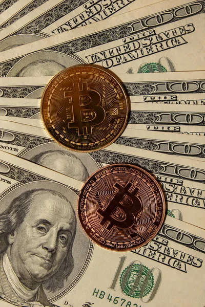 stock image Bitcoin gold coin on bills of 100 dollars American currency. Bitcoin mining trading concept. BTC golden money. Worldwide virtual internet Cryptocurrency or crypto digital payment system. Digital coin