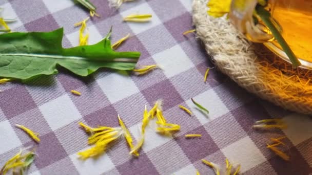 Karahindiba Çiçeği Cam Çaydanlıkta Sağlıklı Çay Masada Cam Bardak Bahçe — Stok video