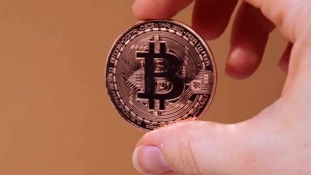 Mani Femminili Possesso Bitcoin Moneta Oro Bitcoin Concetto Trading Minerario — Video Stock