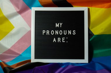 Benim PRONOUNOUNS metin Neo zamirleri kavramı Rainbow arkaplan cinsiyet zamirleri. İkili olmayan insan hakları transseksüelleri. Lgbtq topluluk desteği cinsiyetimi kabul edin, saygı hoşgörü demektir.