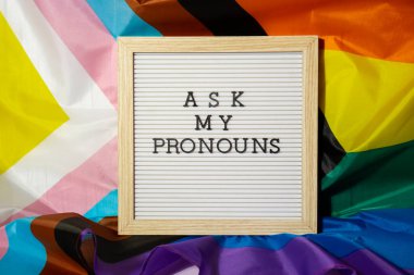 Gökkuşağı arka plan cinsiyet zamirleri konsepti hakkındaki metni Neo zamirlerine sorun. İkili olmayan insan hakları transseksüelleri. Lgbtq topluluk desteği cinsiyetimi kabul edin, saygı hoşgörü demektir.