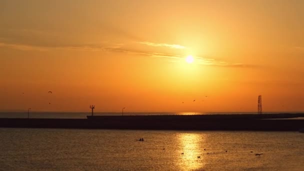 日落时阳光在海面上的反射 橙色和金色的蓝天 风景黄金海 引人注目的黄色太阳从海里出来了 壮观的夏季风景 — 图库视频影像