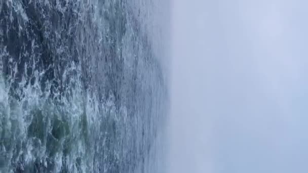 Проснись Широкий След Лодки Океан Глубоко Синий Следы Большого Корабля — стоковое видео