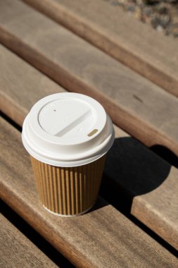 Eko-geridönüşüm kağıt bardağı, kahve ya da ahşap masadaki kraft kağıdına çay ile. Sokakta, parkta, bankta kahvaltı. Kahveyi paket yap. Uzayı metin için kopyala. Tek kullanımlık karton kahve.