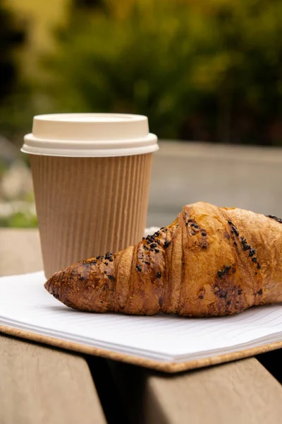 Croissant Chocolat Frais Cuit Sur Une Tasse Papier Avec Couvercle — Photo