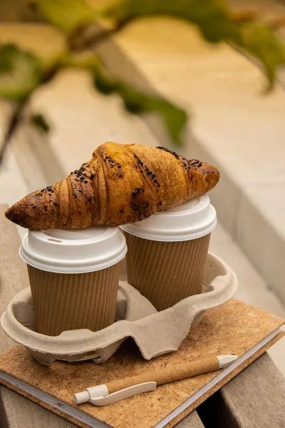 Croissant Chocolat Frais Cuit Sur Deux Tasses Papier Avec Couvercle — Photo