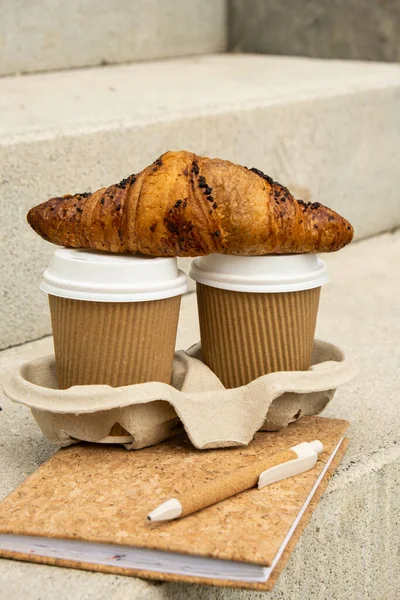 Croissant Chocolat Frais Cuit Sur Deux Tasses Papier Avec Couvercle — Photo