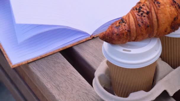 Studeren Met Notitieboekje Het Park Koffie Drinken Croissants Eten Schrijven — Stockvideo