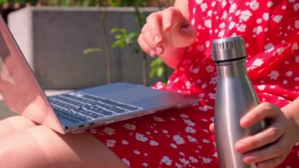 Wanita Muda Bekerja Pada Laptop Bangku Kayu Taman Minum Kopi — Stok Video