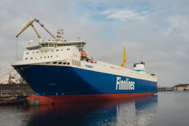 Gdansk, Polonya - Mayıs 2022 Turistik seyahat feribotu Motlawa Nehri 'nden Baltık Denizi' ne geçiyor. Nehir kanalında yüzen feribottan POV. Eski kasaba Gdansk 'tan feribot kalkıyor. Gemi yolcu gemileri.