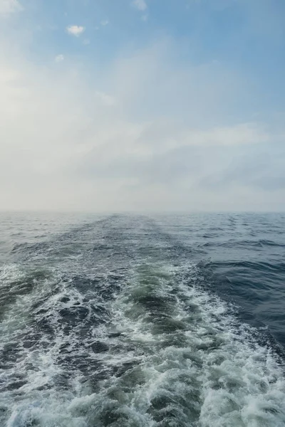 Vakna Brett Vakenspår Från Båten Havsvatten Djupt Blå Spår Från — Stockfoto