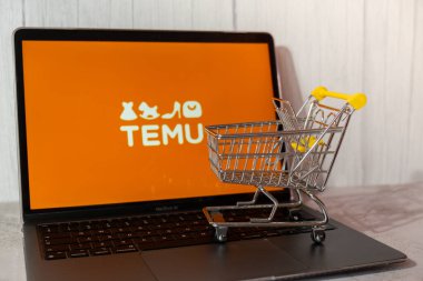Gdansk, Polonya - Mart 2023 Temu uygulama simgesi alışveriş arabalı MacBook Apple bilgisayar dizüstü bilgisayarında. Çin merkezli Pinduoduo e-ticaret platformunun Temu yan kuruluşu. Çevrimiçi alışveriş temu web sitesi