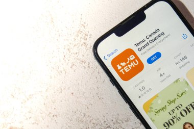 Gdansk, Polonya - Mart 2023 Temu uygulama simgesi cep telefonu iPhone Apple ekranında. Çin merkezli Pinduoduo e-ticaret platformunun Temu yan kuruluşu. Çevrimiçi alışveriş temu web sitesi
