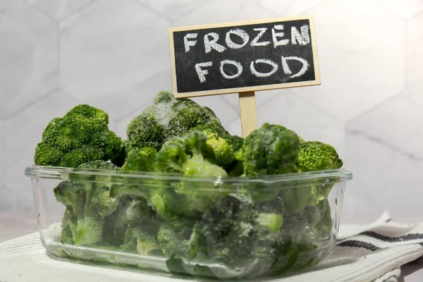 冷冻食品花椰菜小花与黑板标签和文字Frozen食品自制 收获概念 储存蔬菜作冬季贮存健康食品 烹调配料 — 图库照片