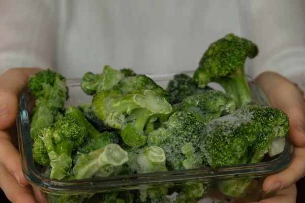 无法辨认的女人在镜头前展示冷冻食物花椰菜小花是自制的 收获概念 储存蔬菜作冬季贮存健康食品 烹调配料 — 图库照片