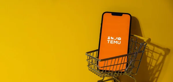 Gdansk, Polonya - Mart 2023 Temu uygulama simgesi alışveriş arabalı cep telefonu iPhone Apple ekranında. Çin merkezli Pinduoduo e-ticaret platformunun Temu yan kuruluşu. Çevrimiçi alışveriş temu web sitesi