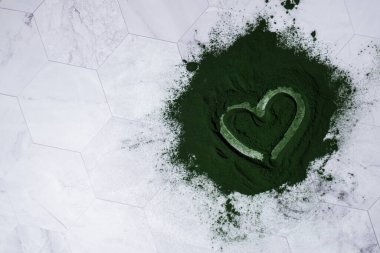 Kalp, mavi-yeşil algler, klorella ve spirulina tozu. Süper toz. Doğal alg takviyesi. Detoks süper yiyecek içeceği kokteyli. Besin kaynağı protein ve beta karoten. Sağlıklı yemek. 