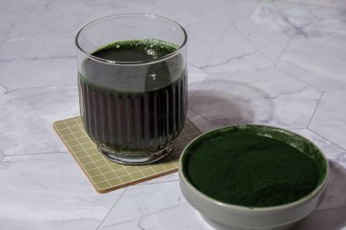 Mavi-yeşil yosun klorella ve spirulina tozu. Süper toz. Doğal alg takviyesi. Detoks süper yiyecek içeceği kokteyli. Besin kaynağı protein ve beta karoten. Sağlıklı yemek. 