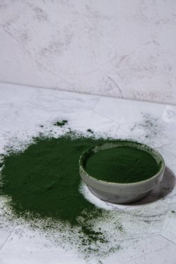 Mavi-yeşil yosun klorella ve kapta spirulina tozu. Süper toz. Doğal alg takviyesi. Detoks süper yiyecek içeceği kokteyli. Besin kaynağı protein ve beta karoten. Sağlıklı yemek. 