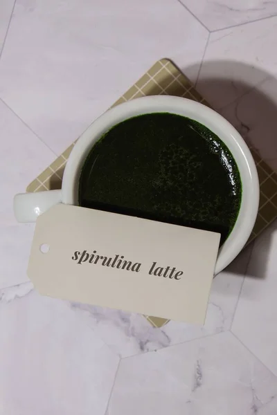 Kopi Latte Matcha Dengan Catatan Kertas Teks Spirulina Latte Alga — Stok Foto