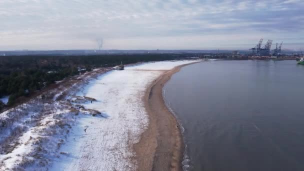 Widok Lotu Ptaka Żurawie Kanałowe Porcie Obszar Pokryty Śniegiem Plaża — Wideo stockowe