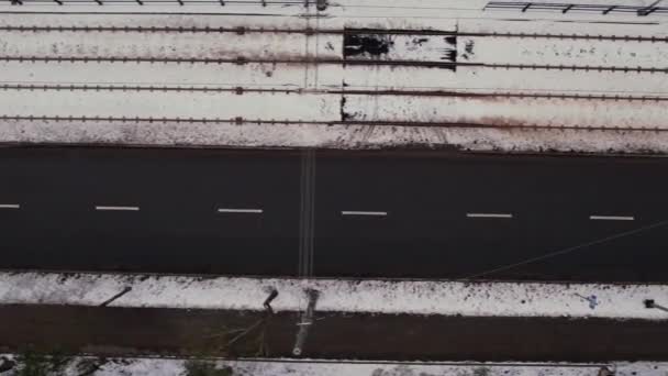 겨울철에는 자동차 공중에서 운행하고 의나무들 도로를 둘러싸고 드론에서 도로에 덮였다 — 비디오