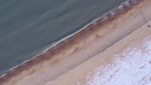 Зима Холодном Балтийском Море Снежный Пляж Гданьске Вид Воздуха Заснеженный — стоковое видео
