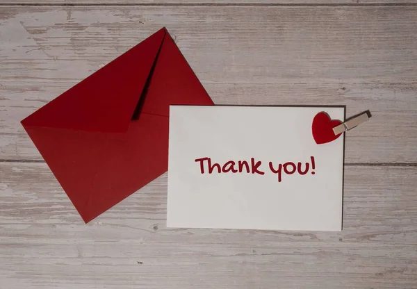 ありがとうバレンタインカードの碑文正引用句のテキスト木製の背景に赤い封筒とグリーティングカード ロマンチックな小さな心バレンタインデー 休日の朝 トップビュー フラットレイアウト — ストック写真