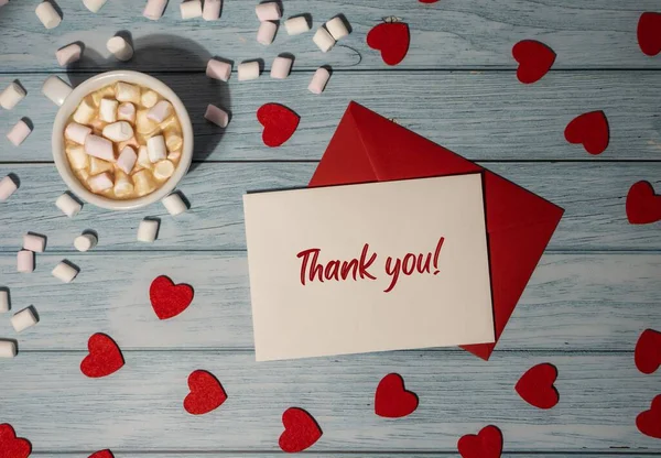 ありがとうバレンタインカードの碑文肯定的な引用句のテキスト木製の背景にコーヒーとマシュマロの白いカップと赤い封筒とグリーティングカード ロマンチックな小さな心バレンタインデー — ストック写真