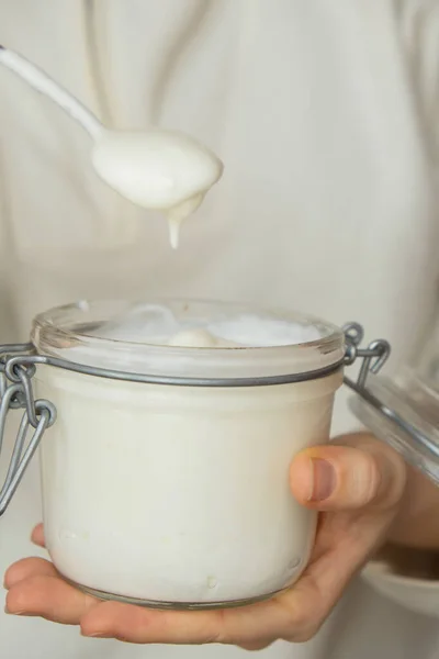 Wanita Tak Dikenal Makan Dari Toples Glass Yogurt Organik Alami — Stok Foto