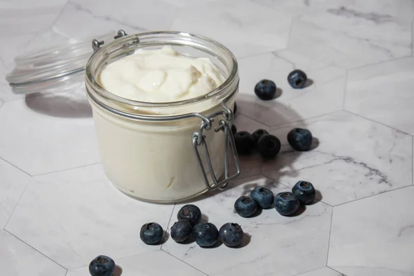 Botol Kaca Dengan Yogurt Organik Buatan Sendiri Dan Blueberry Atas — Stok Foto