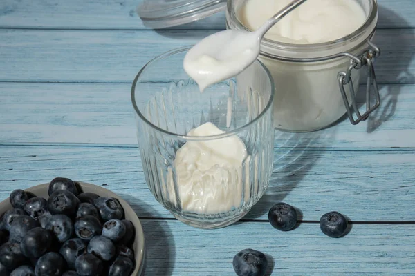Persiapan Langkah Demi Langkah Sarapan Granola Pagi Dengan Yogurt Yunani — Stok Foto