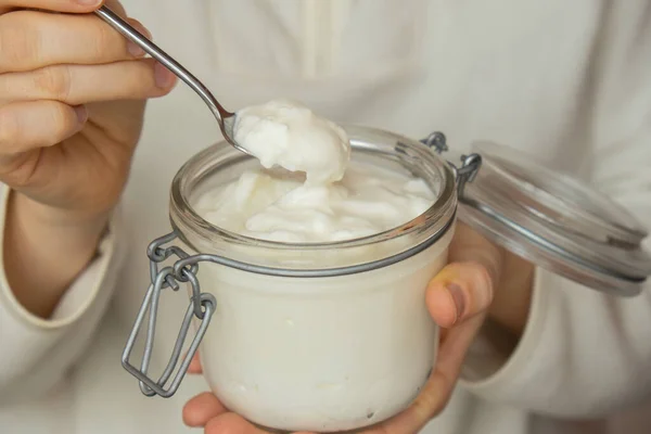 Wanita Tak Dikenal Makan Dari Toples Glass Yogurt Organik Alami — Stok Foto