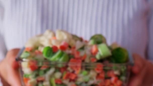 Mujer Irreconocible Mostrando Cámara Congelado Verduras Mixtas Caseras Concepto Cosecha — Vídeos de Stock