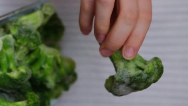Nerozpoznatelná Žena Ukazující Kameru Zamrzlé Potraviny Brokolice Flrets Domácí Vertical — Stock video