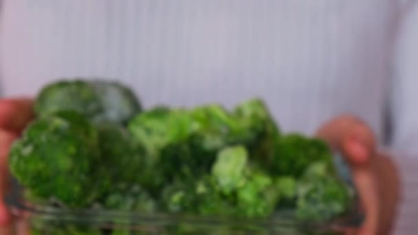 Mujer Irreconocible Mostrando Cámara Congelados Alimentos Floretes Brócoli Casero Concepto — Vídeos de Stock