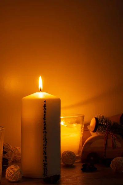 烛台与来历传统的燃烧圣诞蜡烛台与数字计数下来的圣诞节 美丽的女修道院在家里 节日烛光和黑暗背景 圣诞前夕 — 图库照片