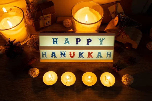 Τέσσερα Κεριά Την Έλευση Ημερολόγιο Lightbox Κείμενο Happy Hanukkah Παραδοσιακά — Φωτογραφία Αρχείου