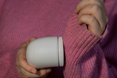 Kadın evde jilet kullanıyormuş. - Ne? Tıraş giysileri için bir cihaz. Yumuşak kumaş traşı önleyici. Pembe akrilik ya da yün kazaktan elektrikli taşınabilir kazak çözücü iplik çıkarıcı. Yavaş moda