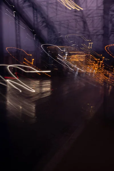 克拉科夫桥夜间熄灯的汽车 夜路城漫漫长夜摄影路 道路上五彩斑斓的红光小径 背景墙纸 — 图库照片
