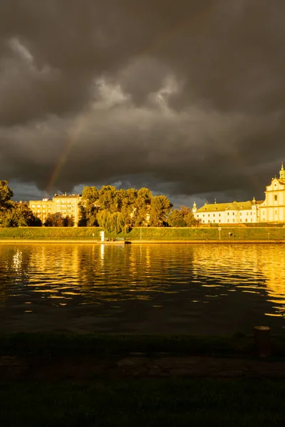 波兰克拉科夫维斯瓦河上方的暴雨和彩虹 令人惊叹的城市雨季景色和彩虹 — 图库照片