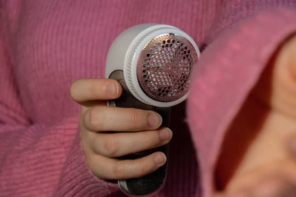 Mujer Usando Maquinilla Afeitar Pilling Casa Dispositivo Para Afeitar Ropa — Foto de Stock