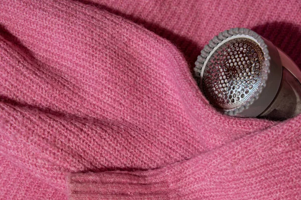 면도칼 만들기 화장을 무광택 셰이버 스웨터 알약은 분홍빛 아크릴이나 스웨터 — 스톡 사진