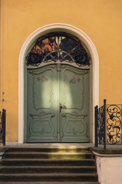 Eski tip ahşap kapı. Elblag Polonya sokaklarındaki muhteşem ahşap kapı. Taş duvarlı kemerin etrafındaki antik ahşap kapı.